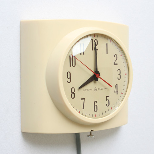             vintage GE  wall clock 