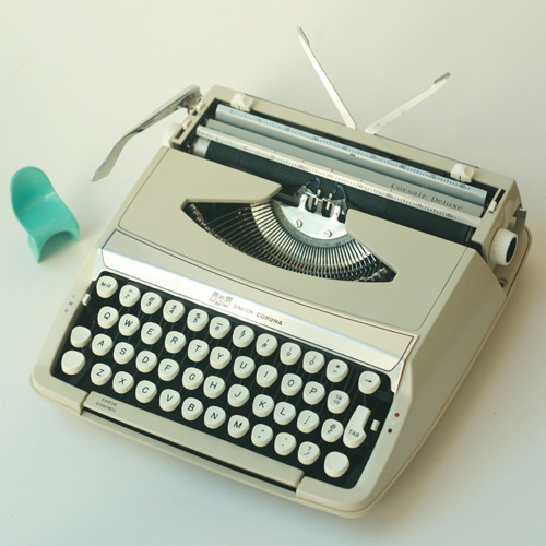             vintage Smith Corona typewriter  (BEIGE)