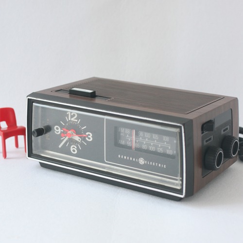 vintage GE clock radio