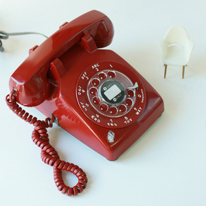             vintage red rotary telephone 메종 3월호 제품