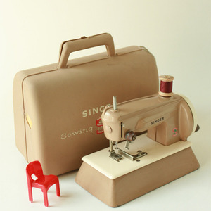             vintage singer sewing machine &amp; case 