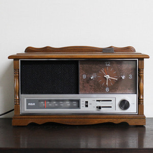 vintage RCA wood clock radio 