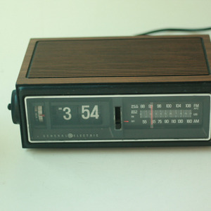           vintage GE flip clock radio