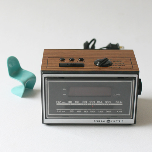 vintage GE alarm clock radio #99