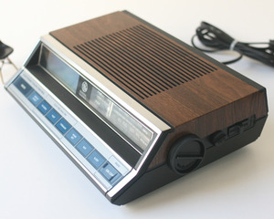 vintage GE digital alarm radio #02
